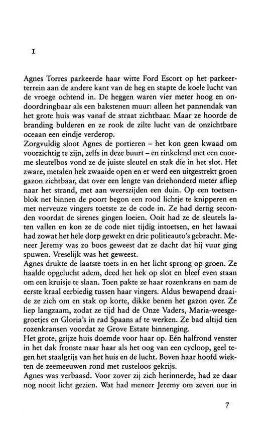 Een auto geparkeerd bij een huis aan het strand.
