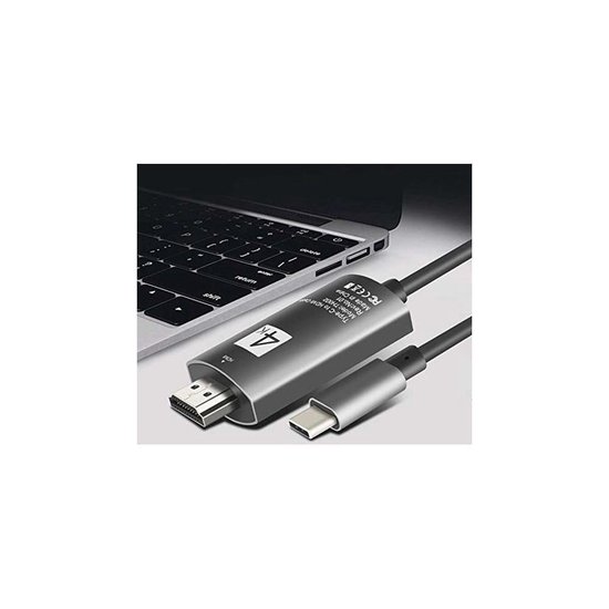 Un câble Type-C vers HDMI avec des connecteurs HDMI et USB-C, posé à côté d'un ordinateur portable ouvert avec un clavier gris.