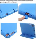 Details van het blauwe iPad-hoesje: uitsparingen voor knoppen en poorten, en de uitklapbare standaard.