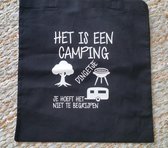 Sierkussen - Het Is Een Camping Dingetje Je Hoeft Het Niet Te Begrijpen| Kussen Met Vulling Zwart Met Wit 50x50 | Cadeau Voor Papa Opa Vaderdag