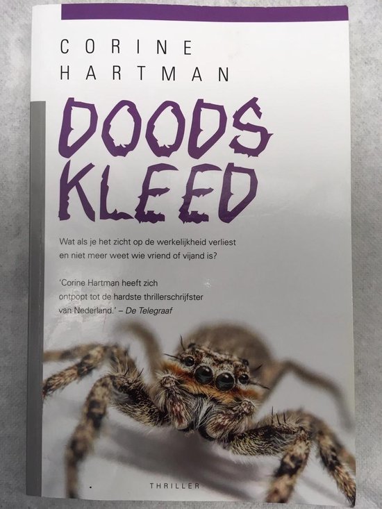 Boekcover van 'DOODSKLEED' van Corine Hartman met een grote spin in de voorgrond.