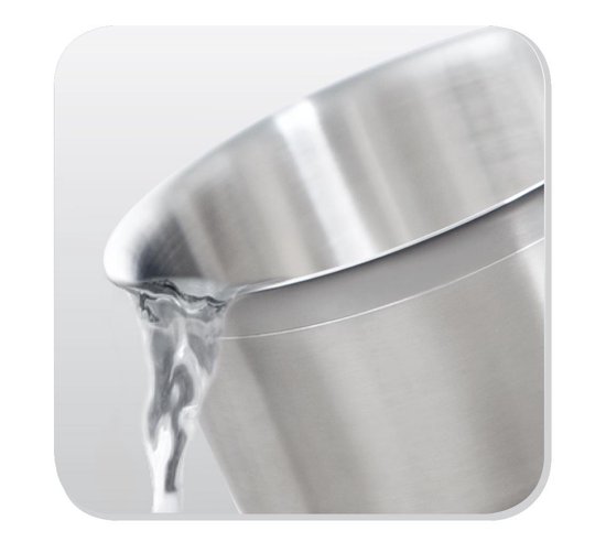 Zilverkleurige pan waaruit water wordt gegoten.