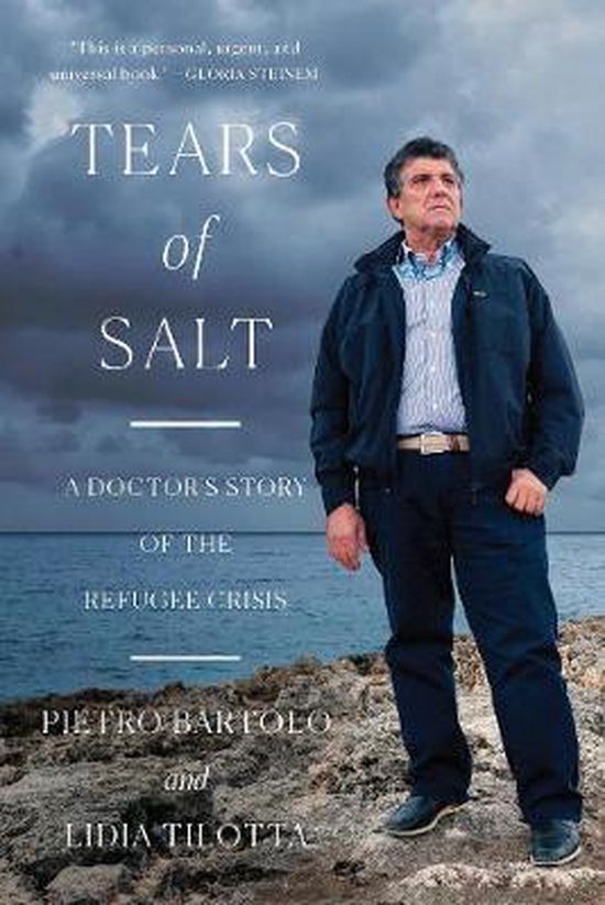 Pietro Bartolo staat op een rotsachtige kust. Hij draagt een donkerblauwe jas, een gestreept shirt en een donkerblauwe broek. De titel "TEARS of SALT A DOCTOR'S STORY OF THE REFUGEE CRISIS" staat op de voorkant.