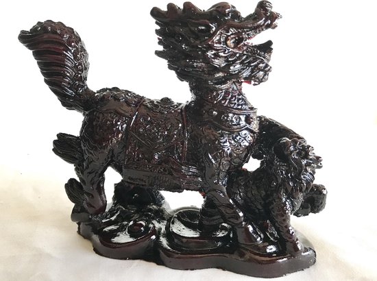 Bruinrood Chi Lin beeld met drakenhoofd, gedetailleerd lijf en poot op een jong, op wolkachtige voet.