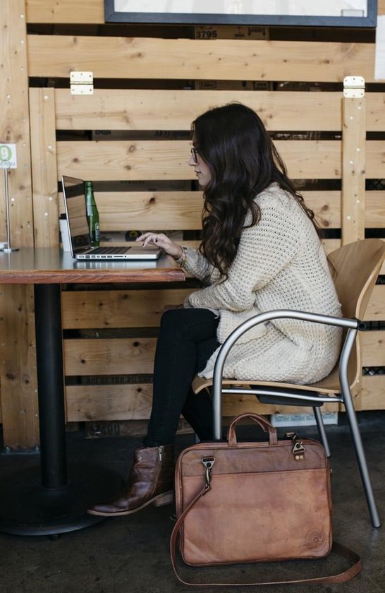 Johnny Fly Laptop Sling Bag – Handgemaakte Leren Laptoptas (15,6") – Eco & Vintage Look - Bruin