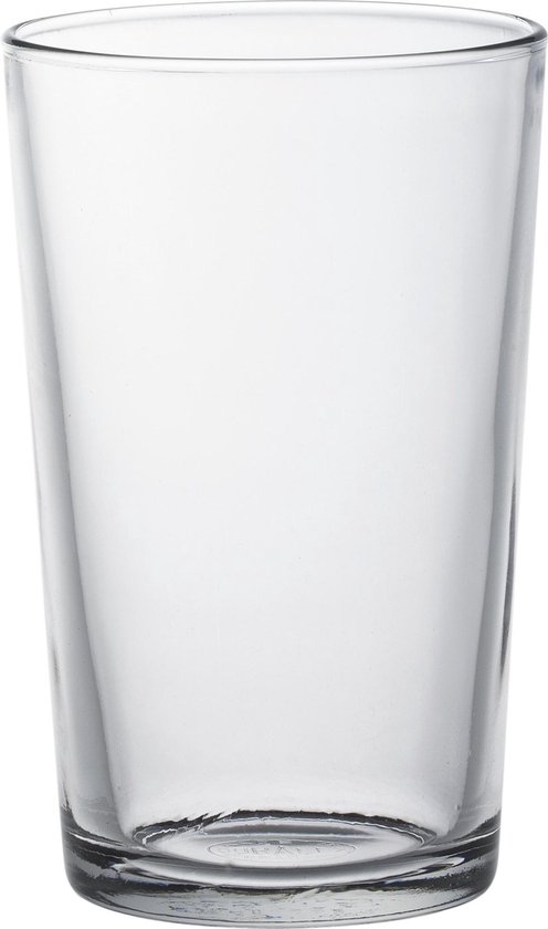 Un verre Duralex vide et transparent sur fond blanc.