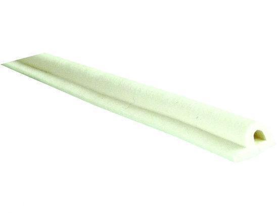 Witte P-profiel tochtstrip met een holle binnenzijde, geschikt voor kieren van 2-5 mm.