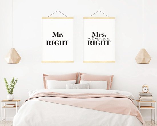 Slaapkamer met een bed en twee posterhangers met de tekst 'Mr. RIGHT' en 'Mrs. ALWAYS RIGHT'. Houten latten en ophangkoord.