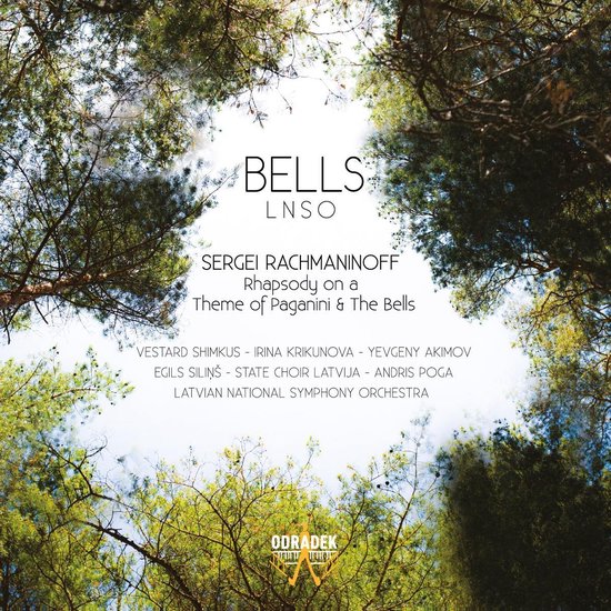 Albumhoes met de titel 'Bells' van LNSO, met tekst van Sergei Rachmaninoff en de Latvian National Symphony Orchestra. Omringd door bomen.