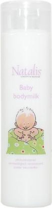 Witte fles baby bodymilk van Natalis met roze tekst en een tekening van een baby in een groen deken.