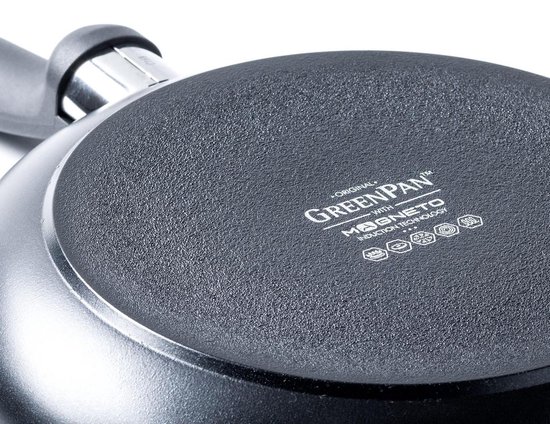 Onderkant van een zwarte koekenpan met de tekst "Original GreenPan with Magneto Induction Technology".