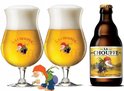 Twee Chauffé bierglazen en een fles La Chouffe bier met kabouterlogo.