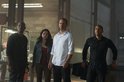 Vier personen staan in een industriële ruimte. Van links naar rechts: Tyrese Gibson, Michelle Rodriguez, Paul Walker, Ludacris.