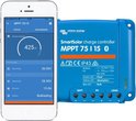 Victron SmartSolar MPPT 75/15 naast een smartphone die de laadstatus en zonne-energiegegevens weergeeft.