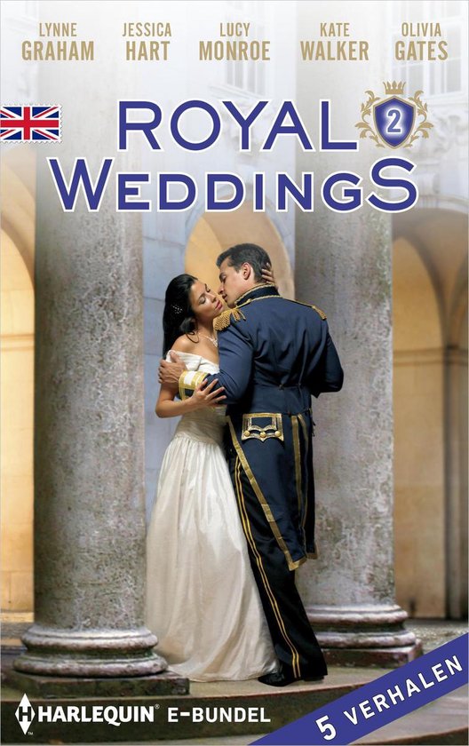 Een man in een marineblauw militair uniform met gouden versieringen omhelst een vrouw in een witte bruidsjurk, voor een stenen gebouw. "Royal Weddings 2".