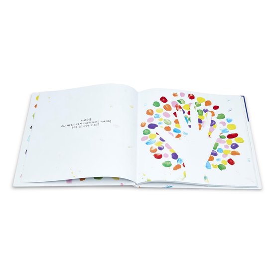 Een opengeslagen kinderboek met de tekst "Mooi! Jij hebt een magische hand! Doe je nog mee?" en een witte handafdruk omringd door gekleurde vingerafdrukken.