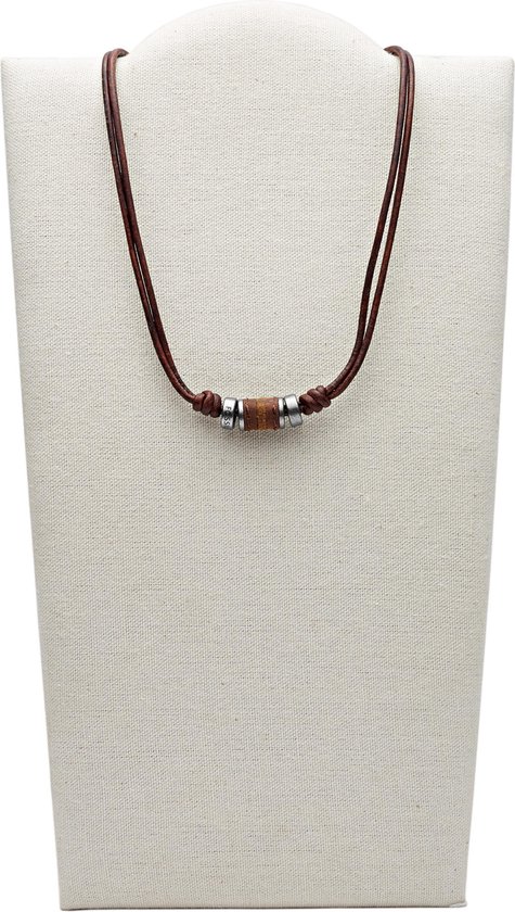 Bruine leren ketting met houten en metalen kralen, tentoongesteld op een beige display.