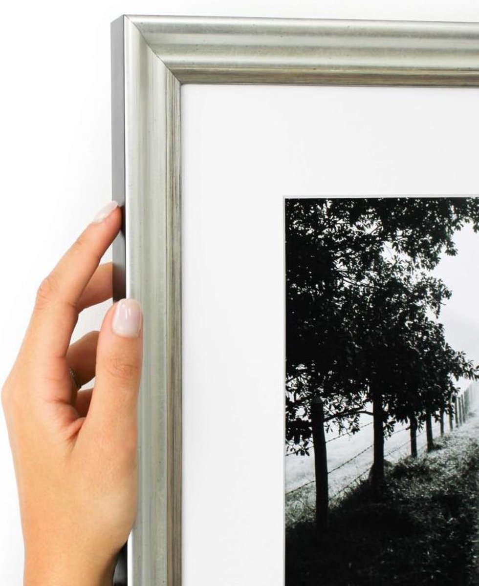 Zilverkleurige brede kader met zwarte zijden en met witte passe partout. (Handgemaakt) Fotoformaat 20x30 | Kaderformaat 30x40