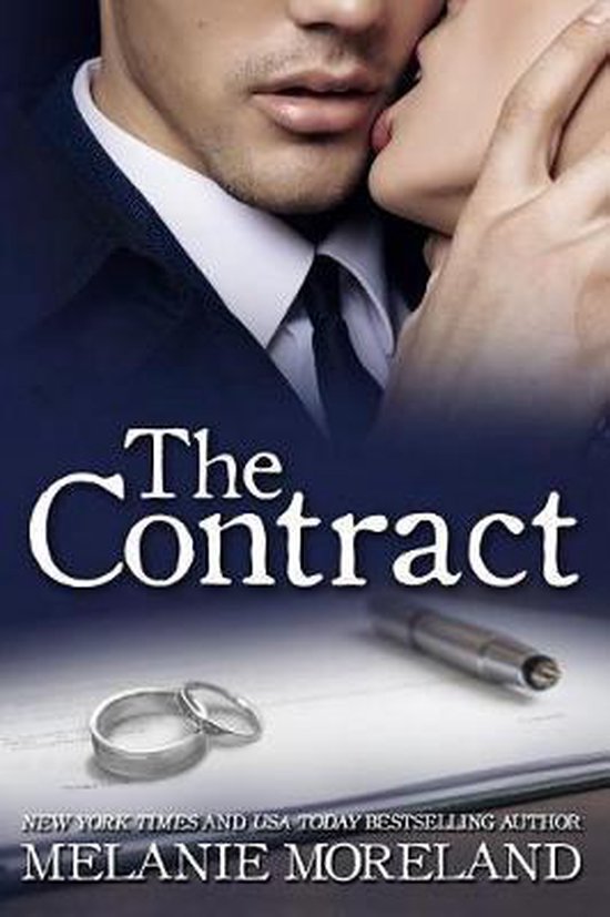 Boekcover 'The Contract' met close-up van een stel dat kust, met trouwringen en pen op een contract.