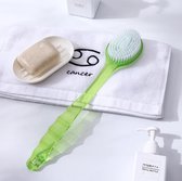 Badborstel met lange steel en kunststof bad. Voor het reinigen van de huid. Zachte haren terug scrubber en massage penpunten aan de achterkant. Groen.