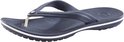 Donkerblauwe Crocs band flip-flops met witte streep op de zool.
