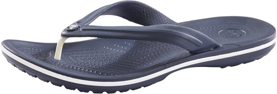 Donkerblauwe Crocs band flip-flops met witte streep op de zool.