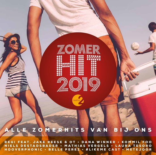 Zomer Hit 2019 compilatiealbum, met mensen op het strand en de tekst "Alle Zomerhits Van Bij Ons".