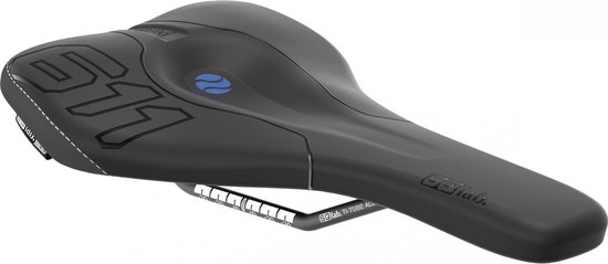 Zwart fietszadel met een blauw logo, '611' in reliëf en witte stiksels.