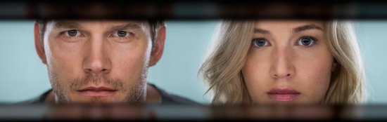 Close-up van Jennifer Lawrence en Chris Pratt die door een opening kijken.