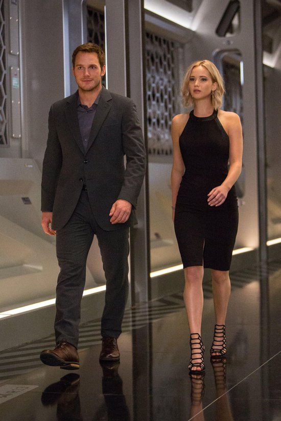 Chris Pratt in pak en Jennifer Lawrence in zwarte jurk lopen in een gang.