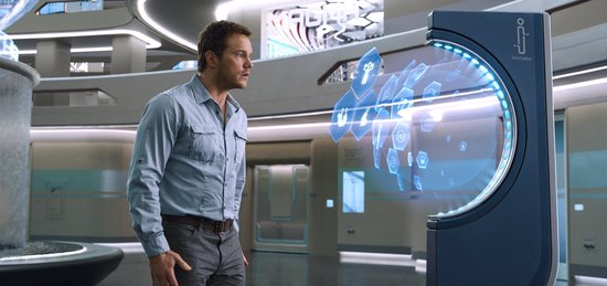 Chris Pratt kijkt naar een interactief scherm in een futuristische omgeving.