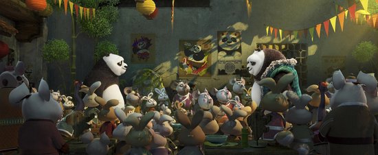 Een groep konijnen en muizen luistert naar twee panda's tijdens een bijeenkomst met Chinese posters.