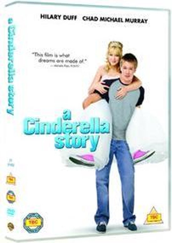 Een jongen met een meisje op zijn rug, beiden met grote witte rokken aan. De titel "a Cinderella story" staat in blauwe letters.
