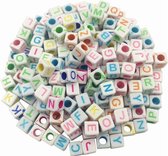 400 stuks kralen wit vierkant alfabet met gekleurde letters