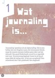 Tekst "wat journaling is..." op een roze achtergrond met textuur.