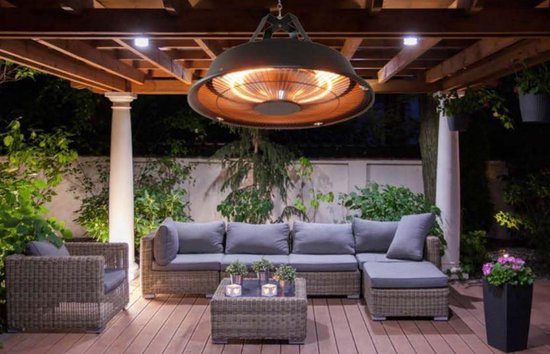 Zwarte hangende terrasverwarmer boven een loungeset op een houten terras.