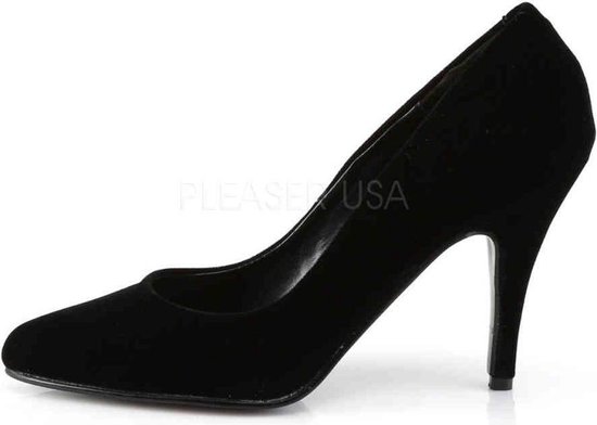 Escarpin noir en velours à bout pointu et talon aiguille fin, vu de côté.