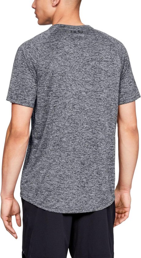 Achterkant van een man met grijs gemêleerd Under Armour sportshirt met korte mouwen.