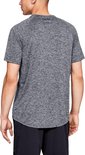 Achterkant van een man met grijs gemêleerd Under Armour sportshirt met korte mouwen.