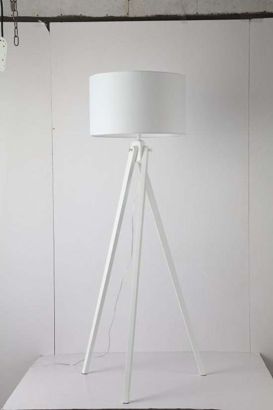 ventilator detectie excuus Mooie staande lamp / vloerlamp met naturel houten 3-poot en witte lampenkap  | bol.com