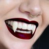 MikaMax Vampiertanden Pro - Vampire Fangs - Ontwikkeld Door Tandheelkundigen - Herbruikbaar - Gemakkelijk Bijvijlen of -Knippen - Incl. Hypoallergene Lijm + Leuke Bewaardoos