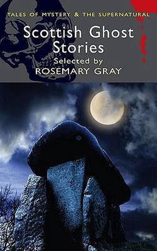 Boek 'Scottish Ghost Stories' met een schedel en een maanverlichte steenformatie.