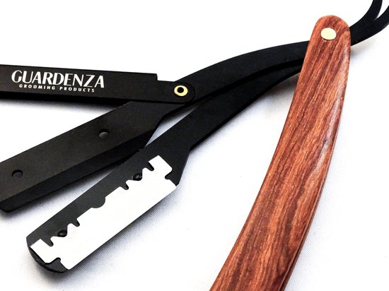 Close-up van een scheermes met houten handvat en een zwart metalen houder met "GUARDENZA GROOMING PRODUCTS".