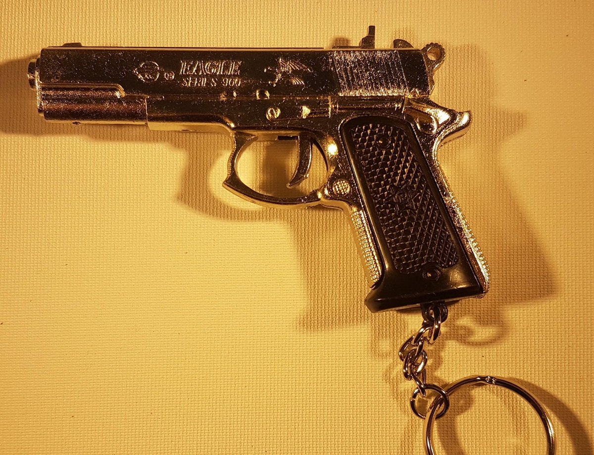 sleutelhanger pistool - pistolen collectie - 6 stuks - sleutelhangers -  gratis klappertjes | bol