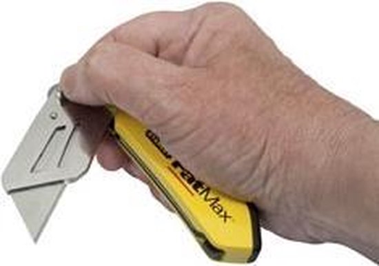 Hand die een gele Stanley FatMax vouwmets vasthoudt.