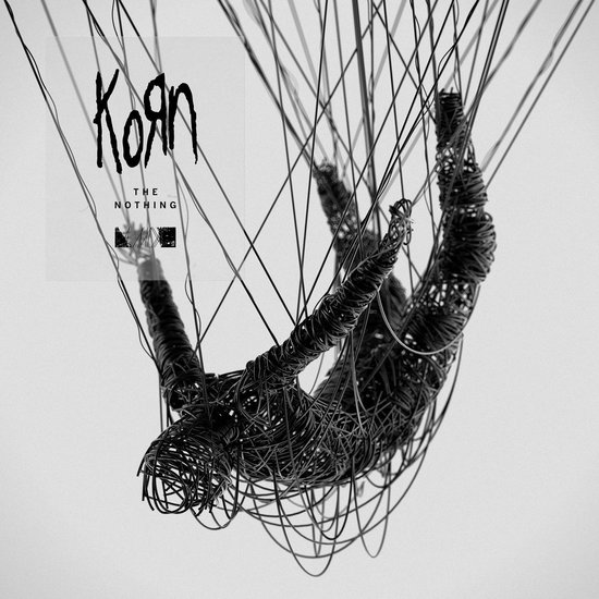 Zwart draadfiguur van een vallend mens, omringd door draden. Korn 'The Nothing' logo zichtbaar.