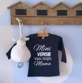 Shirtje blauw baby tekst mama eerste moederdag Mini versie van mijn mama  | Lange of korte mouw | donkerblauw | maat 56-110