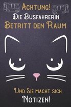 Achtung! Die Busfahrerin betritt den Raum und Sie macht sich Notizen