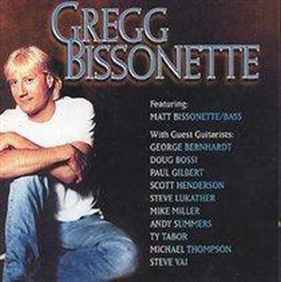 Gegroefd albumcover met een man met blond haar, witte t-shirt en spijkerbroek. Tekst: GREGG BISSONETTE.