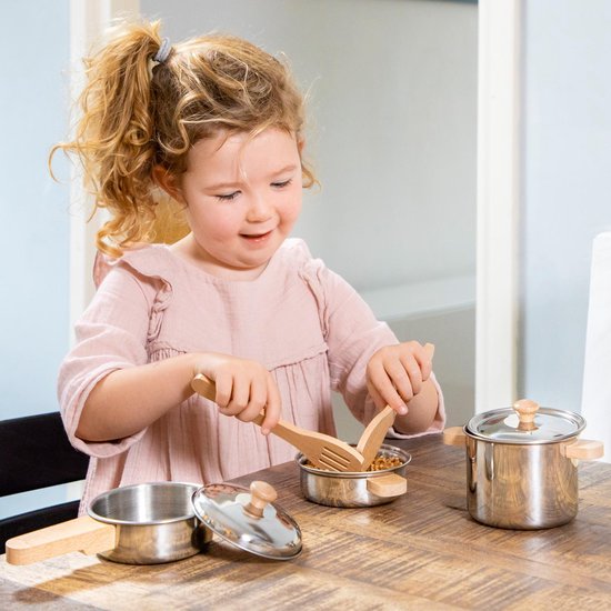 Woet® Metalen Pannenset - 7-delige Set met Houten Kookgerei - Speelgoed Keukenset - Speelgoedkeuken Accessoires voor Kinderen - Rollenspel Keukenspeelgoed - Vanaf 2 Jaar